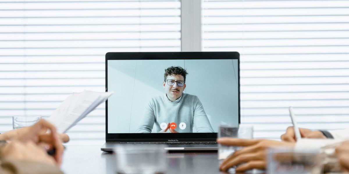 Illustrating effective collaboration in a hybrid work environment, bridging the gap between in-office and remote teams.